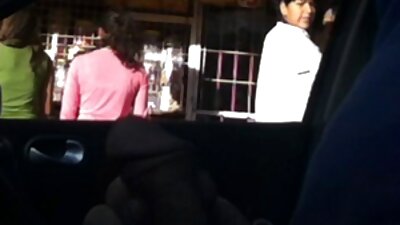 Milf omamljanje s čudovitimi naravnimi visečimi prsmi in seksi kurba tatoo