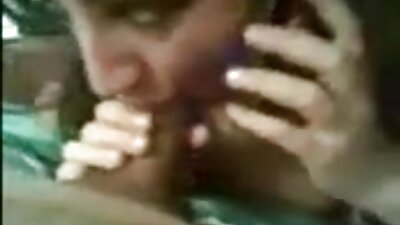 Žena drgne svojo svilnato mokro muco z zadnjico v rit